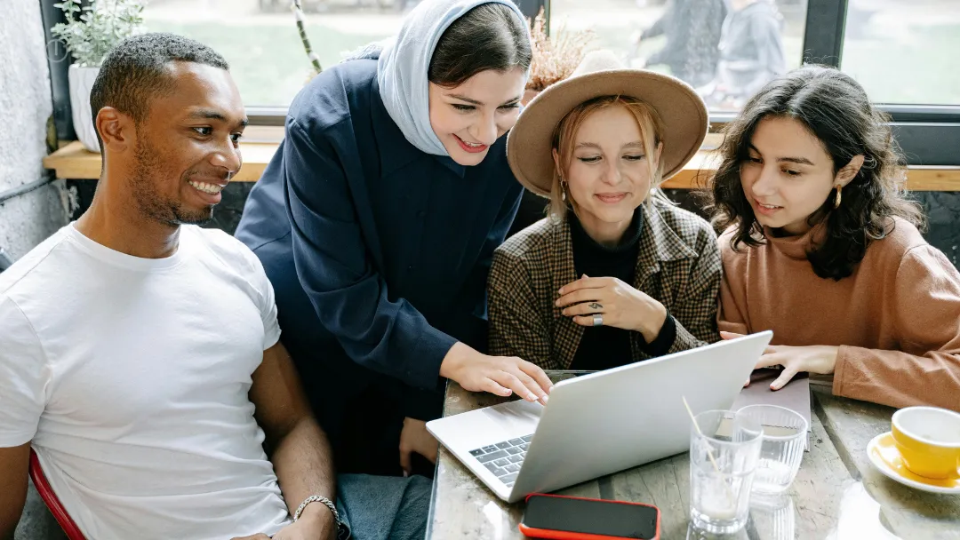 Cómo acelerar el éxito de nuevos empleados con un plan 30-60-90 días