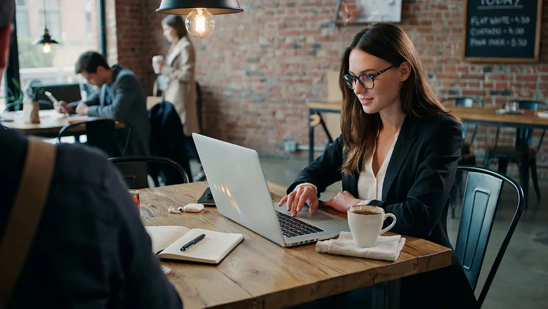 20 Funciones Clave de un LMS que Toda Empresa Necesita en la Era de la IA